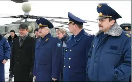 Главком ВВС России Александр Зелин второй слева принимает новую технику - фото 9