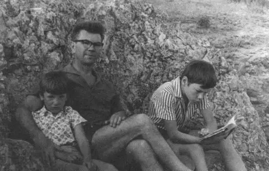 Виктор Горшков с сыновьями Коктебель 1973 год Наталья Львовна Масс 1952 год - фото 3