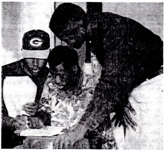 Malcolm Gopher gets help with a math problem from Eric Thomas left and a - фото 8