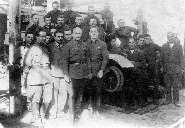 Участники постройки танка БТИС В первом ряду слева Н Ф Цыганов В июне - фото 30