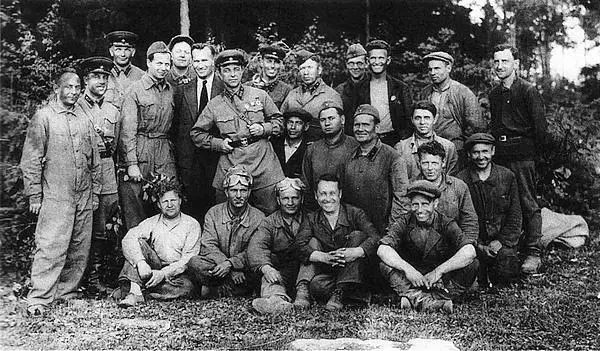 Группа участников испытаний КВ под Ленинградом летом 1940 года В первом ряду - фото 33
