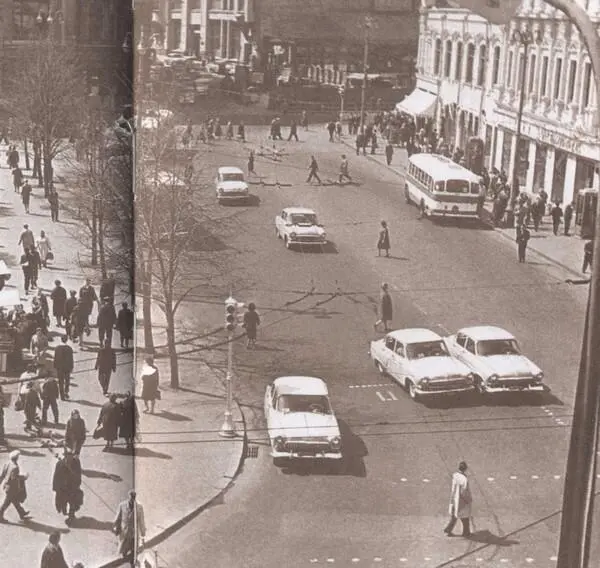 Вид на Кузнецкий мост из окна квартиры где жили Ю Визбор и А Якушева 1959 - фото 10