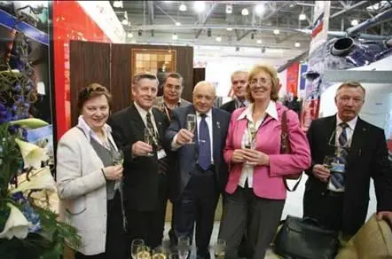 СВ Михеев с сотрудниками фирмы Камов HeliRussia2008 Но до вертолетов ли - фото 11