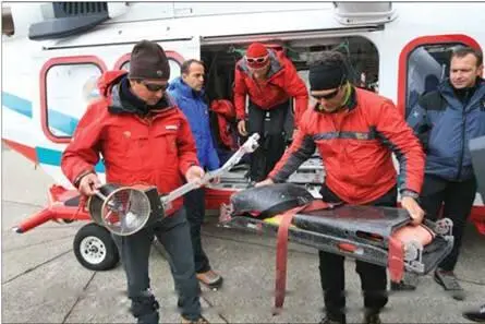 Сотрудники итальянской спасательной службы показывают систему стабилизации - фото 67