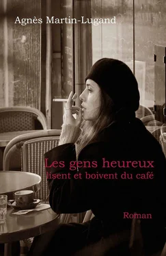 Agnès Martin-Lugand Les gens heureux lisent et boivent du café обложка книги