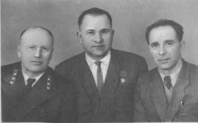 Балицкий Г в в центре и его товарищи по партизанской борьбе Семянников В - фото 8