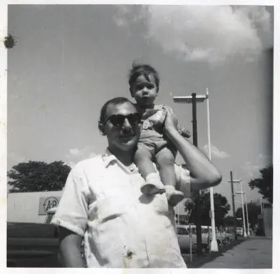 Elkin with his son Philip in Urbana Illinois in August of 1959 Philip who - фото 15