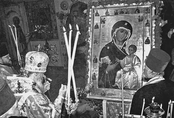 Служение Патриарха Алексия II перед Иверской иконой Божией Матери Фотография - фото 15