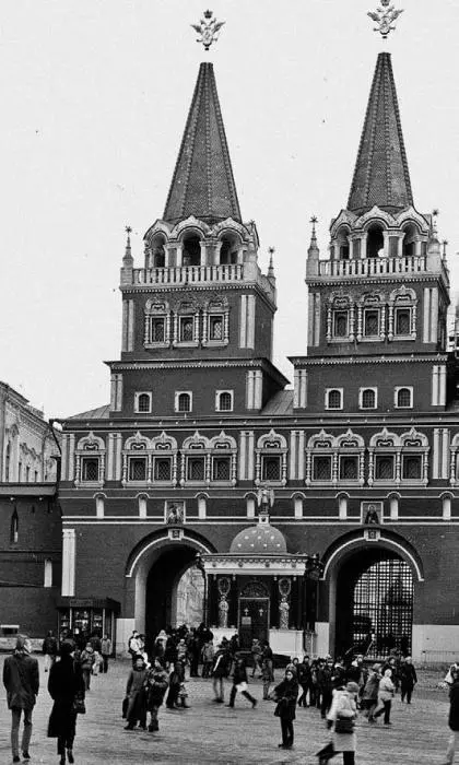 Воскресенские ворота Фотография 2001 г Воскресенские ворота были переданы - фото 16
