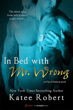 Katee Robert In Bed with Mr. Wrong обложка книги