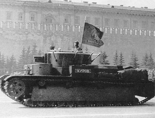 Именной танк Киров проходит по Красной площади Москва 1 мая 1935 года Танк - фото 21