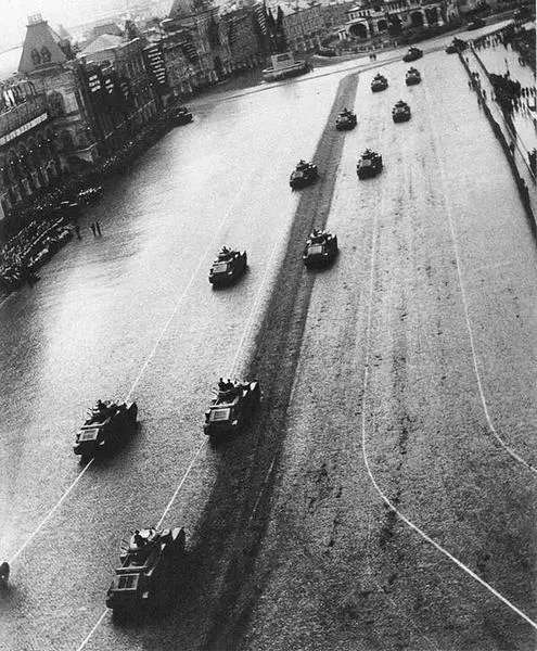 Танки Т28 проходят по Красной площади Москва 1 мая 1937 года Хорошо видно - фото 23