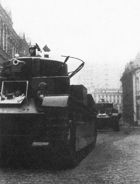Танк Т28 выпуска 1934 года выходит на Красную площадь во время парада Москва - фото 24