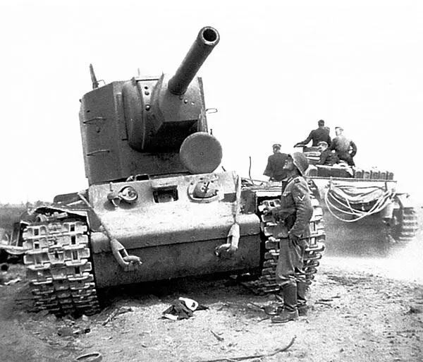 Танк КВ2 подбитый в ходе боёв за Остров 5 июля 1941 года Это машина с - фото 112