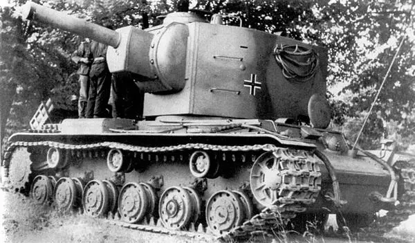 Тот же танк что и на предыдущем фото снятый летом 1942 года Машина - фото 119