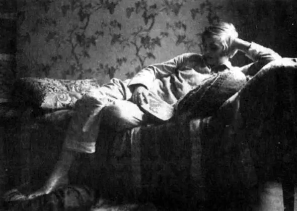 Ева дома на кровати в живописной позе возможно читает книгу NARA Юная - фото 9
