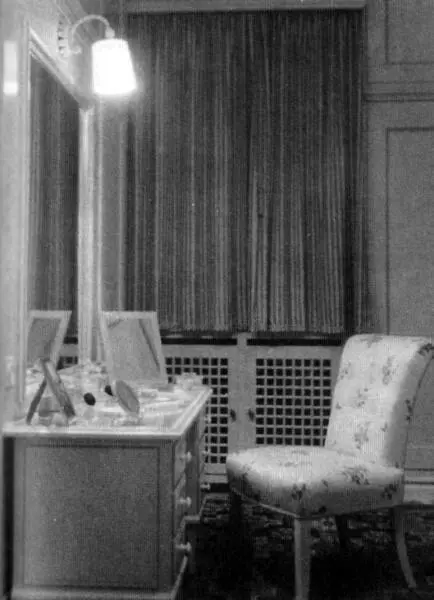 Не прошло и года как ей отвели также апартаменты рядом с комнатами Гитлера в - фото 24