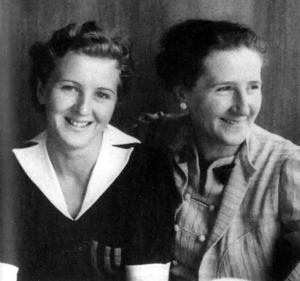 Ева и ее мать Франциска Фанни Портрет должно быть сделан после 1938 года - фото 34