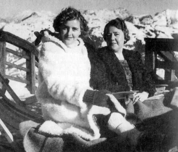 Новый год 1939 новое развлечение Ева в новенькой белой шубке с одной - фото 45