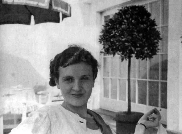 Ева снова отдыхает в Италии открыто покуривая сигаретку за столиком в кафе В - фото 46