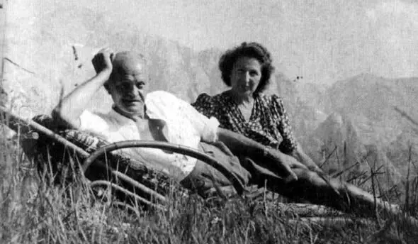 Родители Евы Фритц и Фанни соблазнившись роскошью Бергхофа стали в нем - фото 50