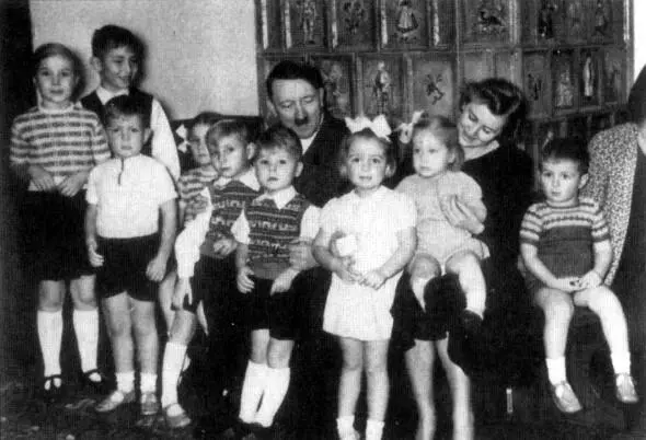 Гитлер и Ева с детишками Борманов и Шпееров одетыми в лучшие костюмчики для - фото 56
