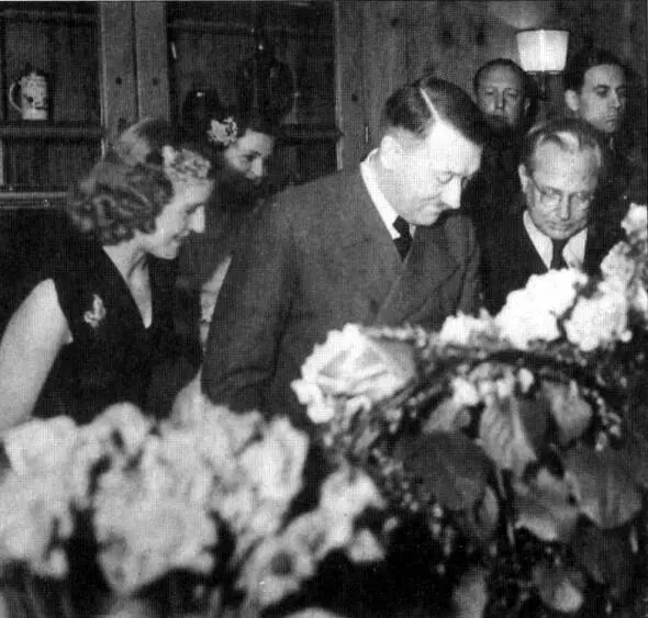 День рождения Гитлера в 1943 или 1944 году Как у них было заведено друзья - фото 57