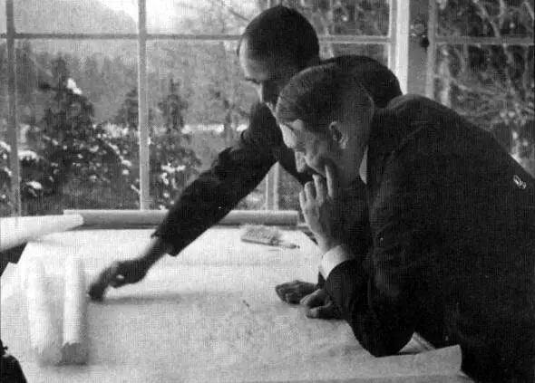 В кабинете Шпеера в Оберзальцберге в конце 1930х годов Гитлер размышляет над - фото 66