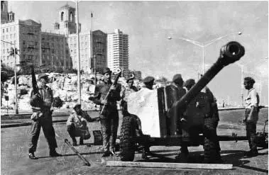 A Cuban antiaircraft battery took up position outside the Hotel Nacional on the - фото 26