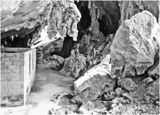 The cave in the mountains above the San Cristobal missile sites that was used - фото 28