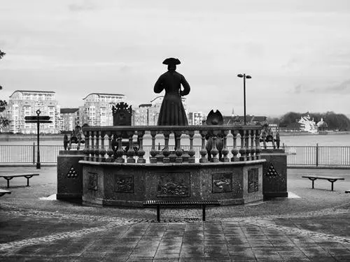 8 Cleve Severins statue of Peter the Great overlooks the River Thames at - фото 24