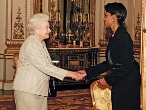 Greeting Her Majesty Queen Elizabeth II of the United Kingdom before performing - фото 87