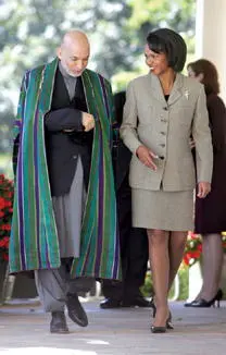 Walking with Afghan President Hamid Karzai along the West Wing colonnade at the - фото 94