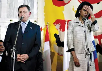 Standing next to Lebanese Prime Minister Fouad Siniora at a press conference in - фото 96