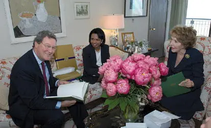 In 2007 Australian Foreign Minister Alexander Downer traveled with me to - фото 111