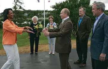 Greeting Russian President Vladimir Putin in July 2007 at the Bush family home - фото 113
