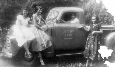 Mother far right her brother Alto and her sister Gee far left were - фото 10