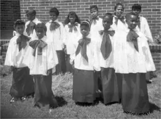 Daddys youth programs were renowned throughout the city Here I am standing - фото 23