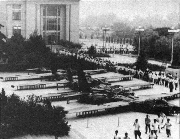 Four downed Taiwanese U2s on display in Peking public park in 1966 Life - фото 10