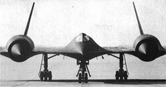 SR71 Blackbird taxiing to take off The worlds fastest airplane was also a - фото 16