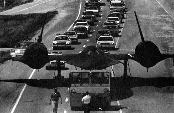SR71 Blackbird rolling down a highway en route to permanent display at the air - фото 20