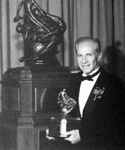 Ben Rich receiving the 1989 Collier Trophy aviations highest award for the - фото 29
