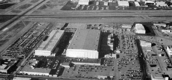 The Skunk Works complex off the main runway of the Burbank Municipal Airport in - фото 31