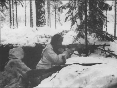 Finnish troops in action on the Kollaa front Photographic Center of the - фото 11