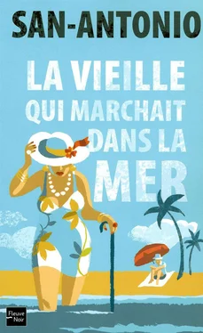 Frédéric Dard La vieille qui marchait dans la mer обложка книги