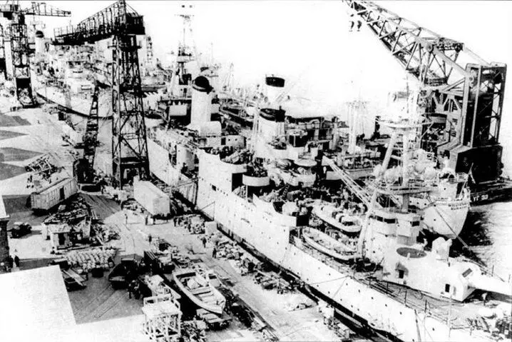 Крейсер Чикаго па верфи острова Мэри 1940 г На гротмачте установлена - фото 55