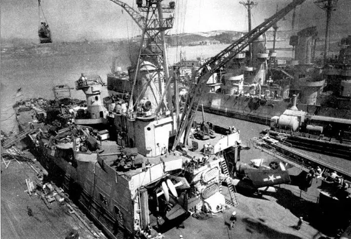 Последний ремонт крейсера Индианополис остров Мэри лето 1945 г На ангарной - фото 93