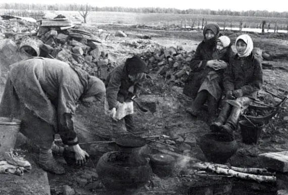 Колхозницы готовят себе нехитрую еду Валентина Никитина которой в 1942 г - фото 94