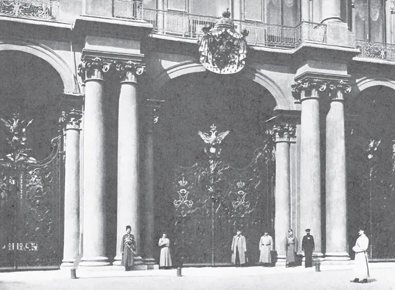 Охрана у главных ворот Зимнего дворца На каждой половине больших двустворчатых - фото 209