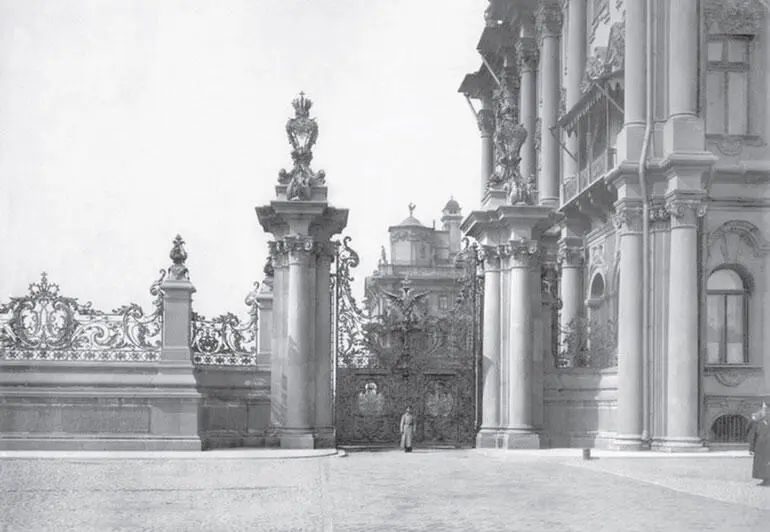 Ворота в Собственный сад Видна торцовая мостовая уложенная среди брусчатки - фото 217